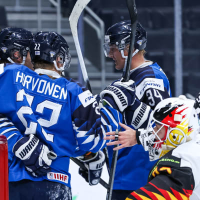 Suomi tuulettamassa toista ylivoimamaalia.