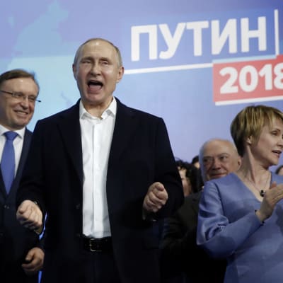 Putin reagerade glatt på nyheten om sitt omval som han hörde då han befann sig bland sina anhängare och kampanjmedarbetare