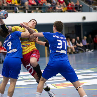 Dickens Filip Söderlund och Max Granlund försöker stoppa Nico Rönnberg i handbollsfinal nummer ett våren 2019.