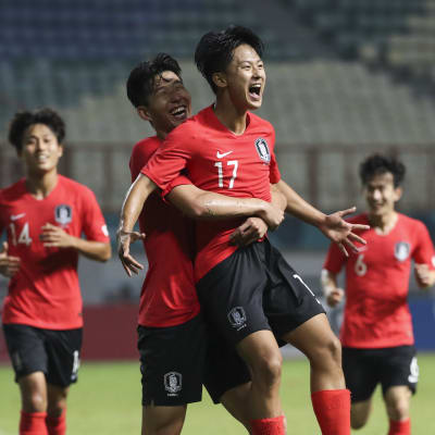 Son Heung-min lyfter upp Lee Seung-woo.