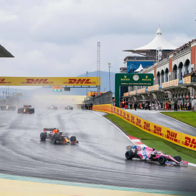 F1-bilar kör på målrakan på Istanbul Park.