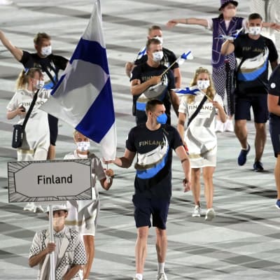 Finland marscherar in på arenan.