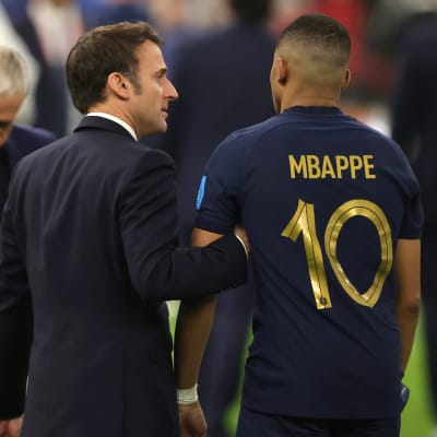 Emmanuel Macron tröstar Kylian Mbappé.