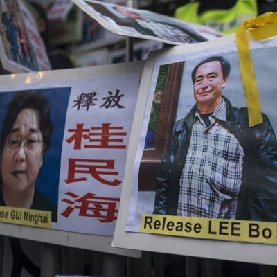 Förläggarna Gui Minhai (till vänster) och Lee Bo var kolleger och försvann båda 2015. Den här bilden togs i januari 2016 i samband med en protest i Hongkong. 
