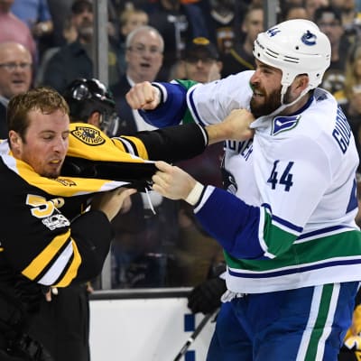 En Canucksspelare slåss mot en Bruinsspelare i NHL.