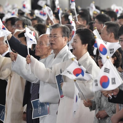 Etelä-Korean presidentti Moon Jae-in ja hänen vaimonsa Kim Jung-sook heiluttivat maansa lippua itsenäisyyspäivänä. Torstaina tuli kuluneeksi 74 vuotta siitä, kun Korea vapautui Japanin vallasta.