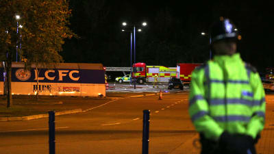 Poliser vid platsen där en helikopter med Leicester Citys ägare kraschade. 
