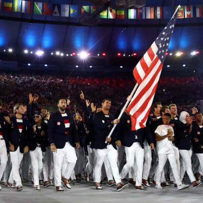 Yhdysvaltain joukkue astelee avajaisseremoniaan Rion olympialaisissa 2016