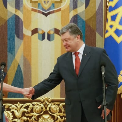 Nadija Savtjenko välkomnades i presidentpalatset av president Petro Porosjenko efter sin ankomst till Kiev