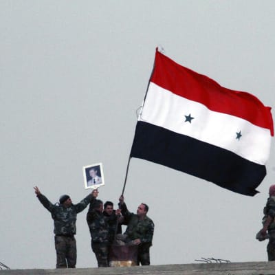 Syriska regeringsstyrkor har drivit ut terrorgruppen IS från Deir ez-Zor, den sista provinshuvudstaden som IS kontrollerade i Syrien och Irak