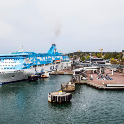 Silja Lines fartyg M/S Galaxy står i hamnen i Mariehamn.