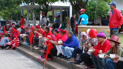 Thailändska så kallade rödskjortor samlas till en småskalig demonstration. 