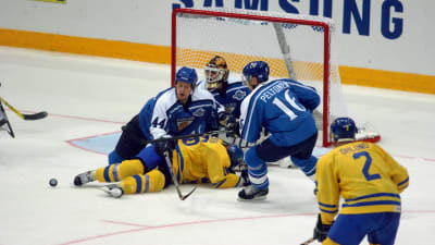 Kalabalik framför Finlands mål i matchen mot Sverige.