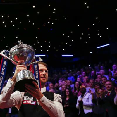 Judd Trump juhli snookerin maailmanmestaruutta Sheffieldin Crucible-teatterissa toukokuussa 2019.