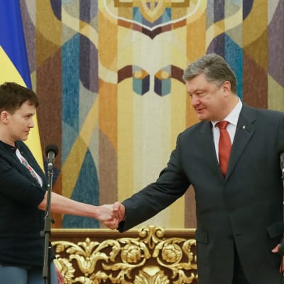 Nadija Savtjenko välkomnades i presidentpalatset av president Petro Porosjenko efter sin ankomst till Kiev