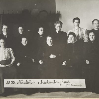 Takana vas: Dagmar Neovius, Hedvig Gebhard, Ida Maria Vemmelpuu, Hilda Käkikoski, Miina Sillanpää, Hilma Räsänen ja Maria (Laine) Paaso. Edessä vas. Hilja Pärssinen, Alli Nissinen, Lucina Hagman, Alexandra Gripenberg, Eveliina Ala-Kulju ja Liisi Kivioja (1907).