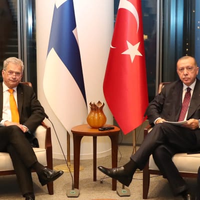 Tasavallan presidentti Sauli Niinistö ja Turkin presidentti Recep Tayyip Erdogan istuvat vierekkäin maiden liput taustalla tavatessaan New Yorkissa syyskuussa 2021.