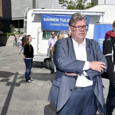 Utrikesminister Timo Soini samlade namnunderskrifter för Blå framtid i Alberga den 15 augusti 2017.