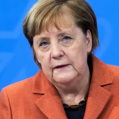 Bildcollage på Angela Merkel och Donald Trumps avspärrade Twitter öppet på en mobilskärm.