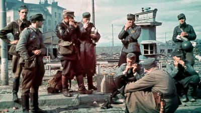 Suomalaisia sotilaita takaisin vallatun Viipurin rautatieaseman ratapihalla 1941.