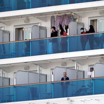 Karanteenissa olevia matkustajia Diamond Princess -aluksella Jokohamassa