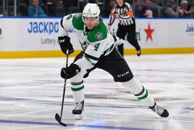 Miro Heiskanen med pucken.