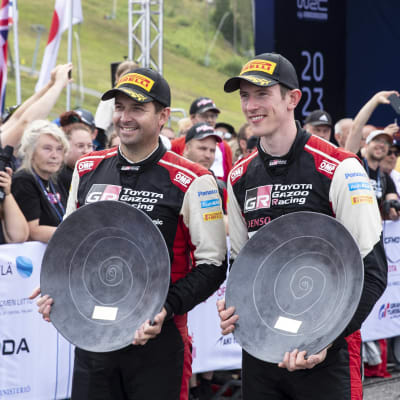 Elfyn Evans ja Scott Martin juhlivat Jyväskylän MM-rallin voittoa.