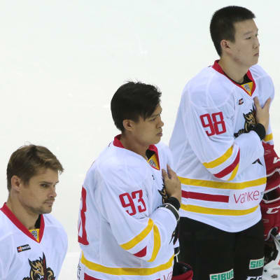 Zach Yuenista (kesk) tuli ensimmäinen kiinalainen, joka onnistuu maalinteossa KHL:ssä.