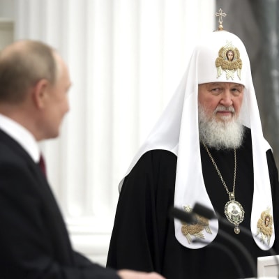 Moskovan patriarkka Kirill ja Putin pitävät lehdistötiedotetta