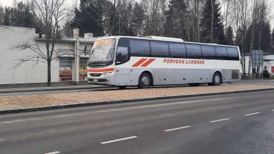 En buss kör förbi genom Söderkulla.