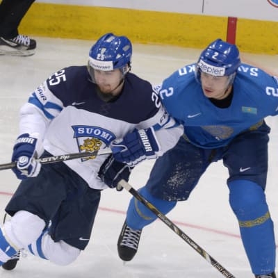 Pekka Jormakka i duell med Roman Savtjenko.