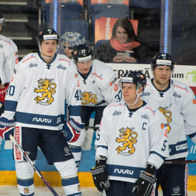 Besvikna finländska landslagsspelare i ishockey pustar ut efter match.