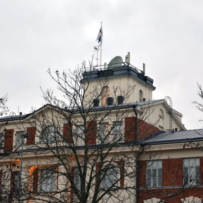 Fasaden och tornet av en av de ståtliga byggnaderna vid Heikkiläs gamla kasern i Åbo.