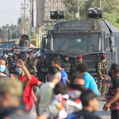 Demonstranter och säkerhetsstyrkor i Bagdad 3.10.2019