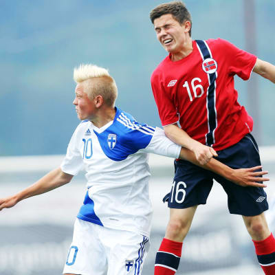 Arkivbild. Fredrik Jensen i en nickduell mot Siver Solli i en pojklandskamp mot Norge 2013.