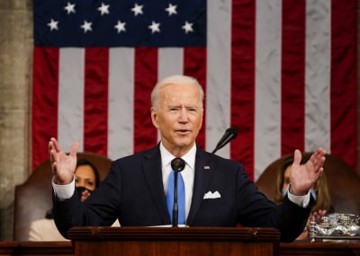 Joe Biden pitämässä ensimmäistä puhettaa kongresissa.