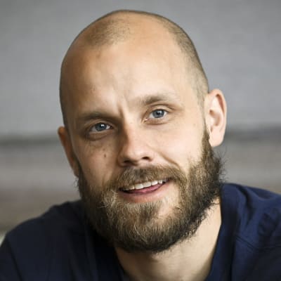 Teemu Pukki svarar på frågor på en presskonferens.