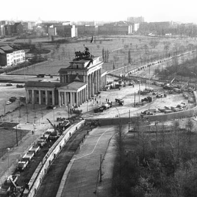 Berlinmuren i november 1961. Bygget hade startat i augusti.