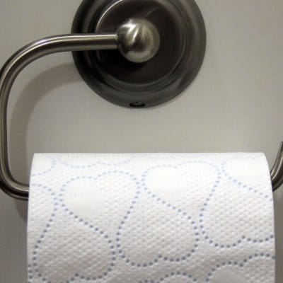 en toalettpappersrulle med toalettpapper med små hjärtan på