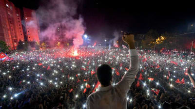 Istanbuls nyvalde borgmästare Ekrem İmamoğlu talade till tiotusentals anhängare då hans seger var klar. 