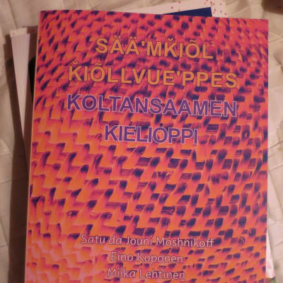 Koltansaamen uusi kielioppikirja valmistui vuonna 2020. 