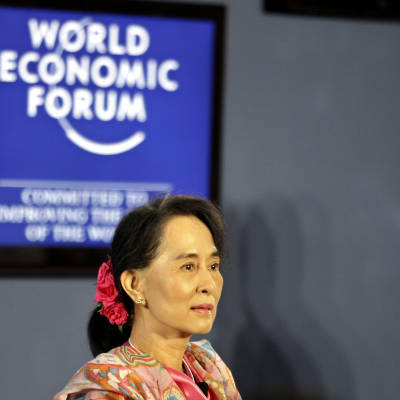 Aung San Suu Kyi talade vid World Economic Forum i Burma
