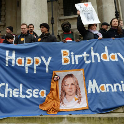 Demonstranter i London kräver att USA friger den amerikanska soldaten Chelsea Manning. Chelsea hette ursprungligen Bradley och dömdes år 2013 till 35 års fängelse för att ha läckt sekretessbelagda handlingar via Wikileaks.