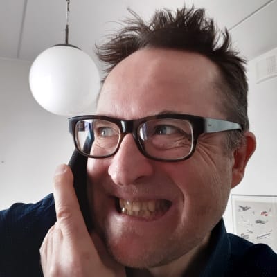Anders Slotte talar på mobilen. 