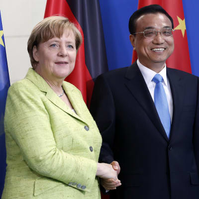 Tysklands förbundskansler Angela Merkel skakar hand med Kinas premiärminister Li Keqiang.