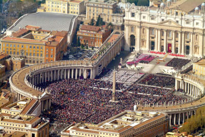 En flygbild visar att det är fullt av folk på Petersplatsen under påve Johannes Paulus II:s begravning år 2005. Även Peterskyrkans facad och en del av Vatikanstaten är med på bilden.