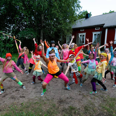 Aporna dansar på Lurens sommarteater.