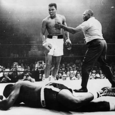 Ett ikoniskt sportfotografi. Muhammad Ali chockade sportvärlden genom att knocka Sonny Liston i den första ronden år 1965.