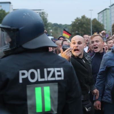 Poliser och demonstranter i Chemnitz i Tyskland.