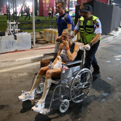 Dohan MM-kisojen maratonilla 19:nneksi sijoittunutta Anne-Mari Hyryläistä hoidettiin raastavan maratonin jälkeen lääkintäalueella.